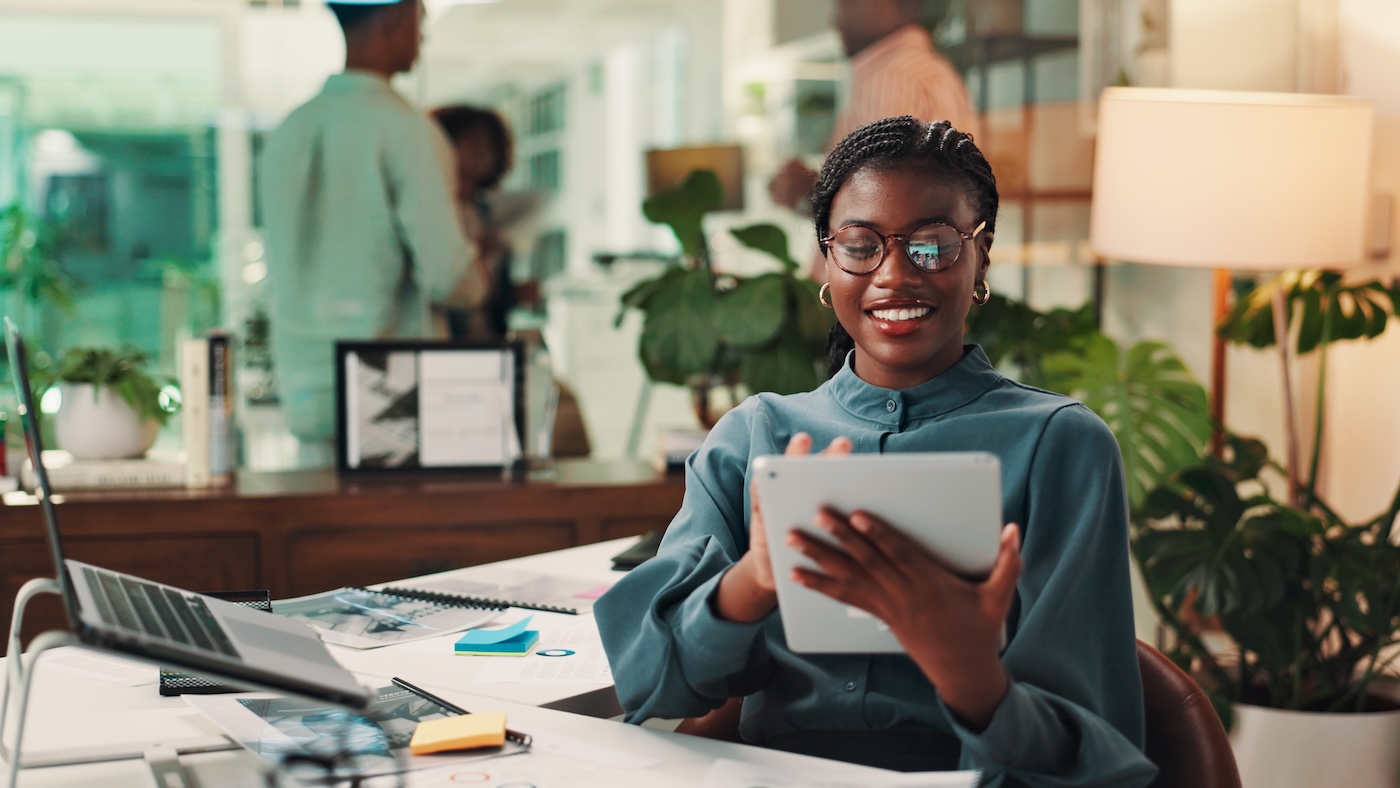 Business, tablet and woman in workplace, smile and connection with ad agency, network and social media. Person, employee and sales consultant with tech, funny meme and stats for profit growth and app. SSUCv3H4sIAAAAAAAAA21Sy27cMAz8F5334JfW6f5KEBSURK+FWKIh0W2NYP+9lLRAH8lthiI5w7E/lIHsrbp9KL9tR+YE7CmqW3dRCaPDVOGPNF67itB5puRhq8wA2zVCQHVTeSXi7y+6H4aruijw0vG4qMzAR8YsEsIsMN5lvvI/2lKWDTKVD1OAdHZf1h/F1oZQF74qrbF7gQnmSXo6N6Hpl14X+W/6iqBHvTghs3EWZ9PNWIwt2nXzNKMuLzMOOOrBGvV2Ue8/GVN4WoXDeWpwT976eG+EeC2p1GskMArFaF4Pllmh9r3wFlMkRj53SaeXExYrtuMRTBlX/XjV09AN9abSmNulThJ63lyTW70sTWcTrPu9ezo89o3AcTGpwJHBp3wR+8ePFFxCCJl9aGZgg3BWhCdiqChQ5n0lplzpCWfwNlElO0WnK7K00ZEM/Wp1iCWOIPdC08Gdsv97j/H3aqOW2orN7w5hKzlU3fLLyVcNGLnNWIj/zeTPpX4Y0yLo8fgNnnJXU8YCAAA=